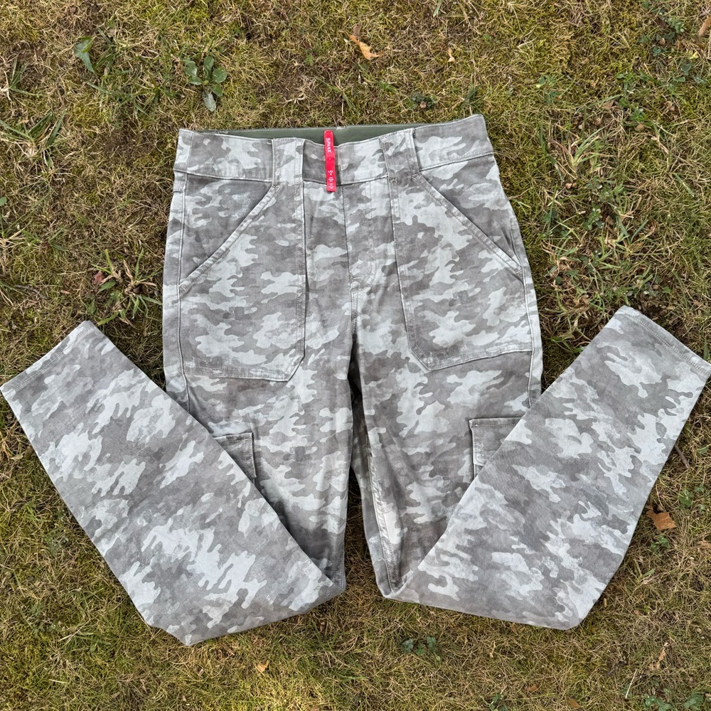 SPANX Women’s Grayish Green Camouflage Pants Stretchy Waistband Size Large